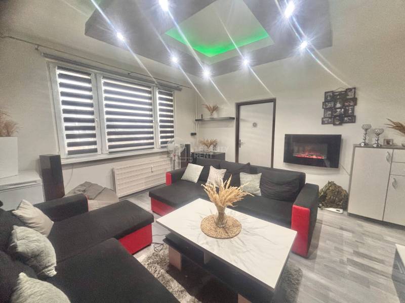 obývacia izba s krbom