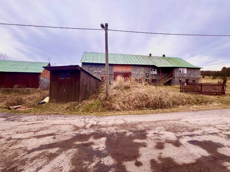 pozemok s rodinným domom - pohľad spredu