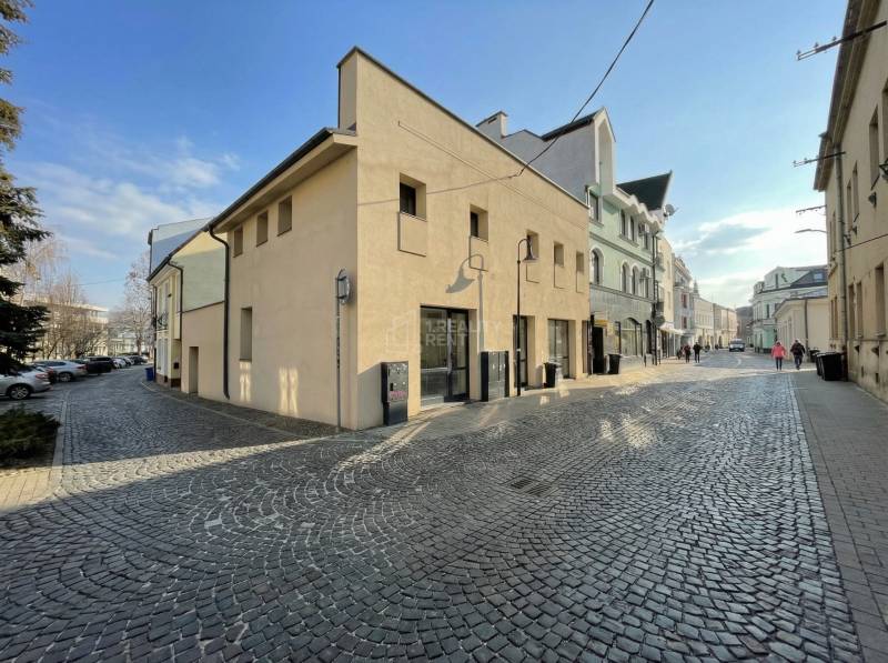 Budova rohový pohľad.jpg