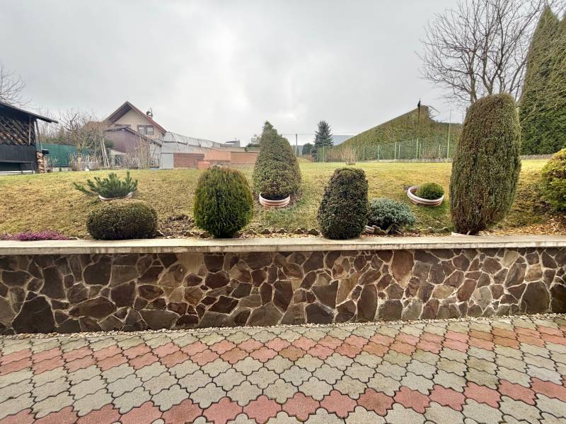 časť záhrady za domom