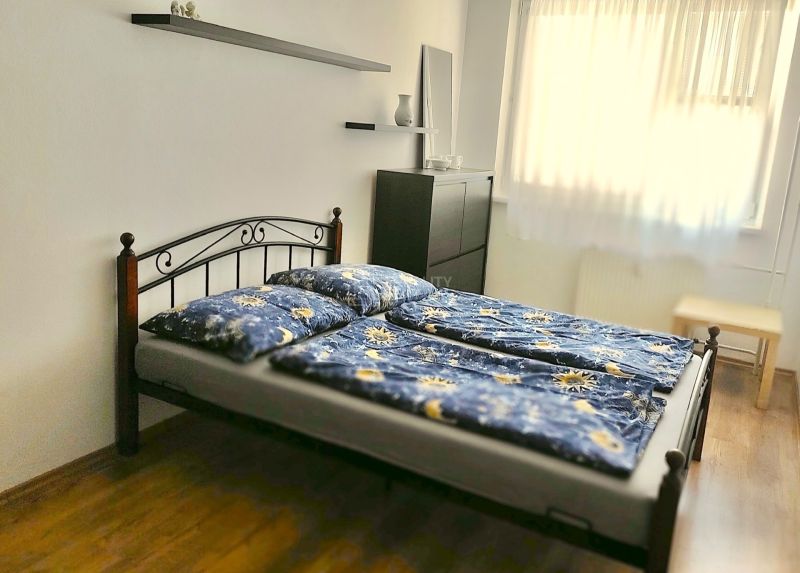 Spálňa s posteľou dvojizbový byt Hájik