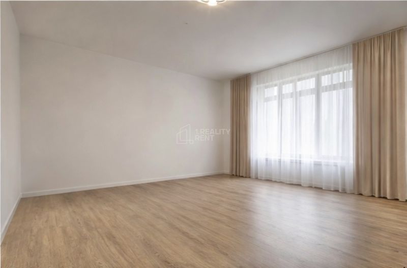 Kancelárie s podlahou s dreveným dekorom a veľkým oknom so závesmi.