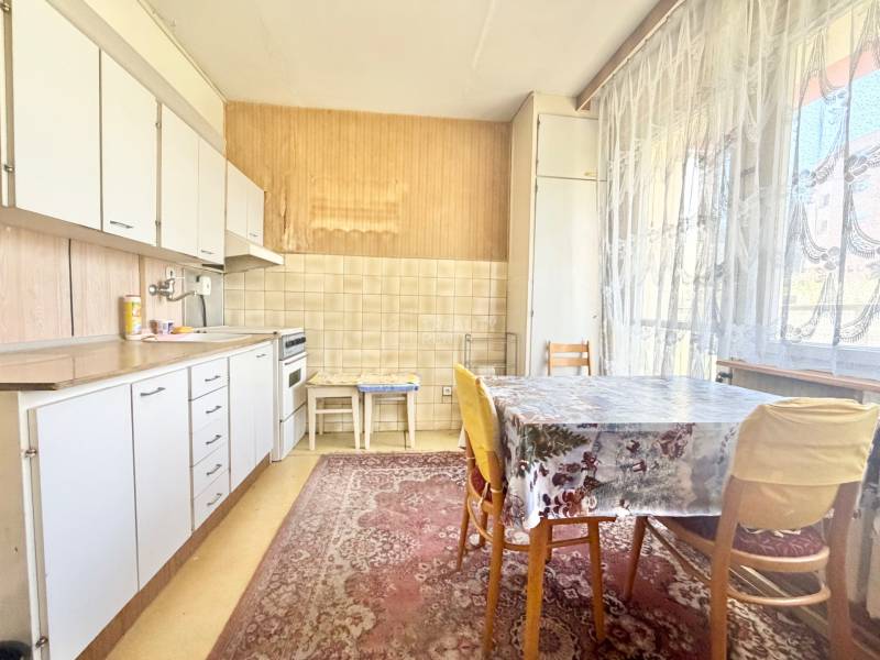 priestranná kuchyňa s východom na balkón 