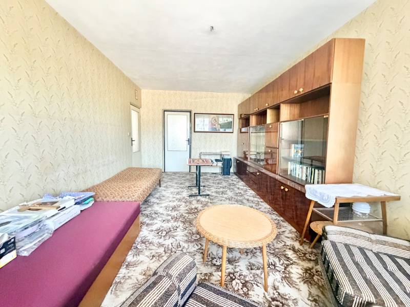 veľmi priestranná obývacia izba