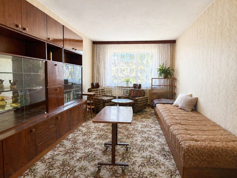 veľmi priestranná obývacia izba