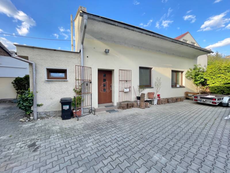 Dom a parkovacie miesto
