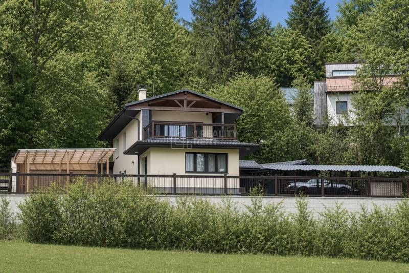 Exteriér stavby na Marčeku v Svederníku so zeleným okolím a modernou architektúrou.