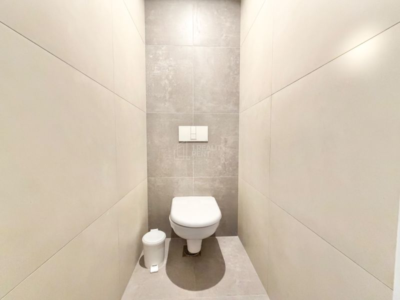 Toaleta v Rekreačnom apartmáne, svetlé obklady, minimalistický dizajn.