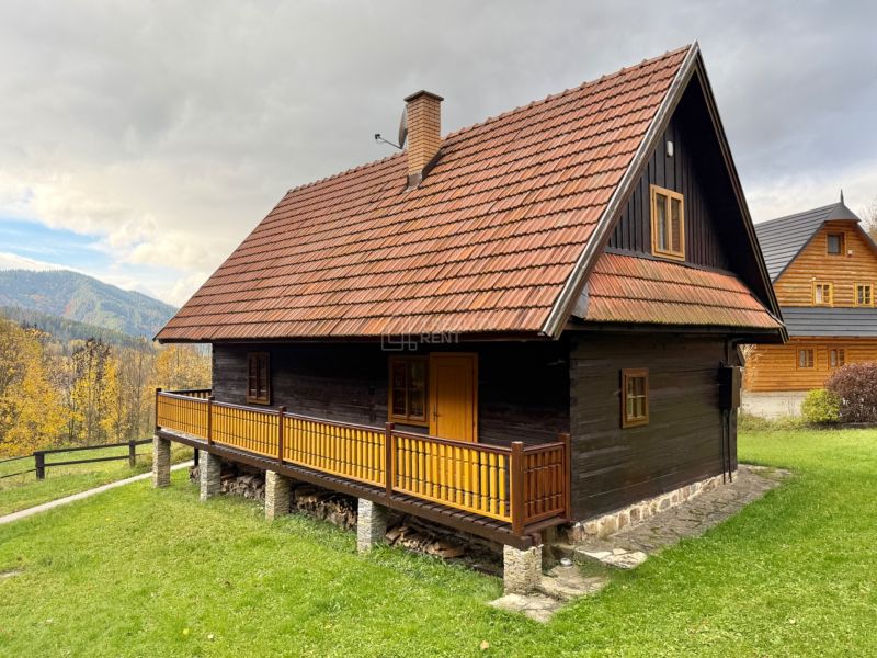 Drevená chata v osade Podkopec v Terchovej obklopená malebnou prírodou a horským výhľadom.