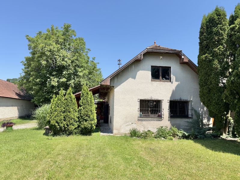 Rodinný dom v Bela-Dulice na ulici Bela s veľkou záhradou a okrasnými tujami.