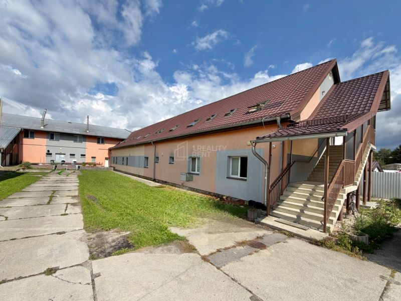 Exteriér budovy v Višňové, Hotely a penzióny, so schodmi a asfaltovým chodníkom.