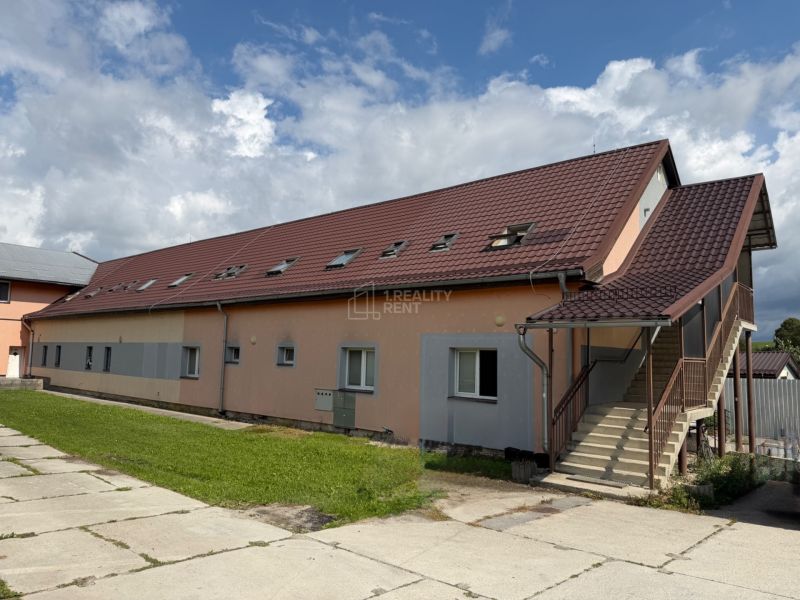 Exteriér budovy, Hotely a penzióny vo Višňovom, so šikmou strechou a schodiskom.