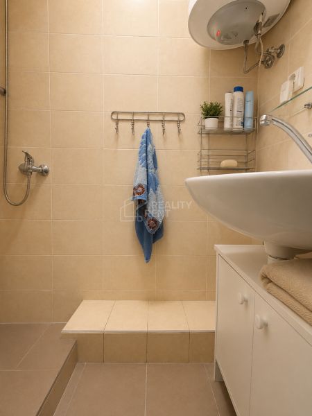 kúpeľňa so sprchovacím kútom