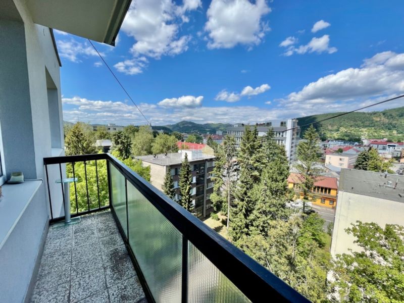 Balkón 3-izbového bytu s výhľadom na mesto Žilina, Predmestská ulica, a okolitú krajinu.