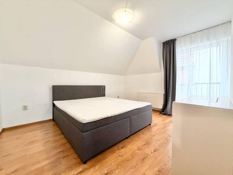 Spálňa s posteľou trojizbový byt centrum Žilina